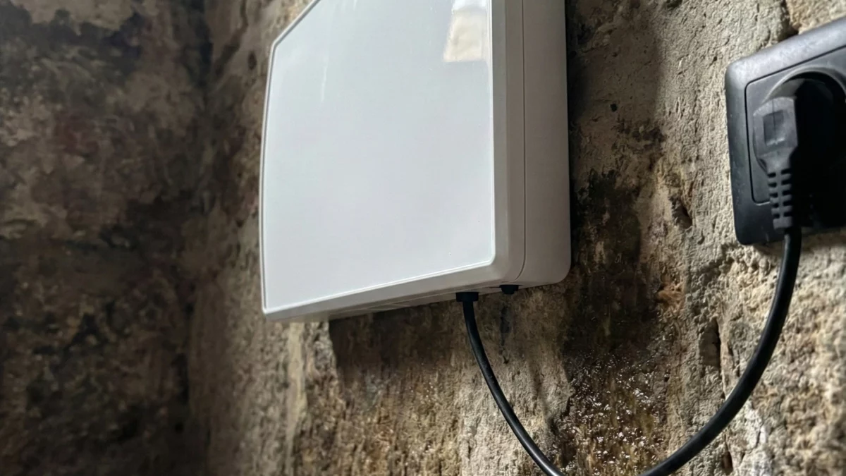 Aparelhos de tratamento de humidade instalados em parede de pedra deteriorada