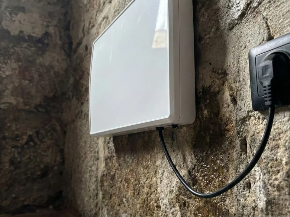 Aparelhos de tratamento de humidade instalados em parede de pedra deteriorada