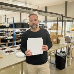 William Coignard segura certificado Made in France em oficina industrial